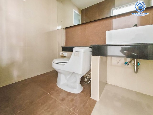 บ้านเดี่ยวมือสอง ม.โมเดิร์นทาวน์  เอกชัย46 เนื้อที่กว่า 18.8 ตร.ว. ฟังก์ชันครบ 4 ห้องนอน 4 ห้องน้ำ 3 ที่จอดรถ บนทำเลเดินทางสะดวก เข้าสู่ใจกลางเมืองได้อย่างสะดวกสบายเชื่อมต่อทวีวัฒนา, ถนนพุทธมณฑลสาย3, ถนนเพชรเกษม ใกล้รถไฟฟ้าสายสีน้ำเงิน "สถานีภาษีเจริญ"